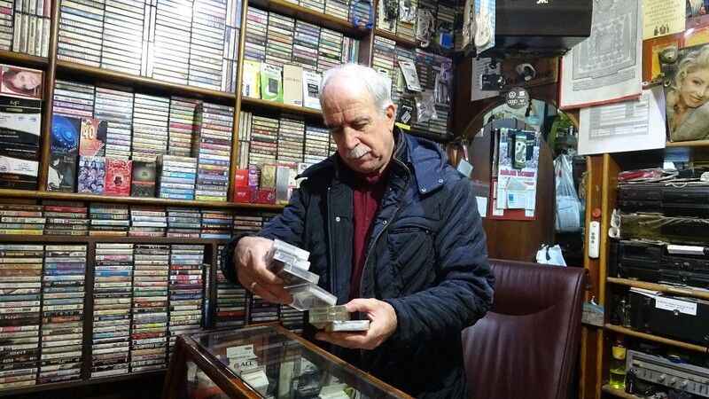 12 bin kasetlik arşivi ile geçmişin izini saklıyor