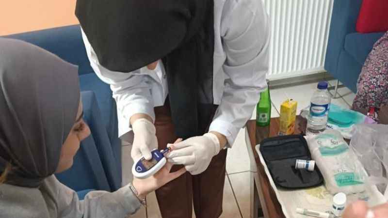 Hemşirelik öğrencileri şeker ölçümü yaptı