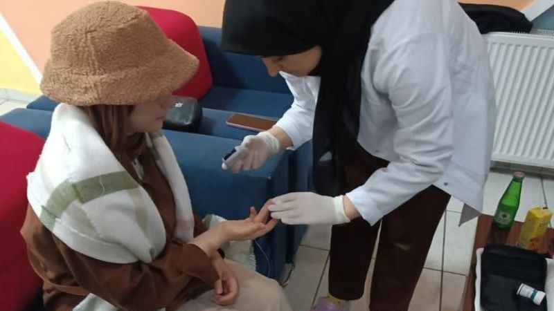 Hemşirelik öğrencileri şeker ölçümü yaptı