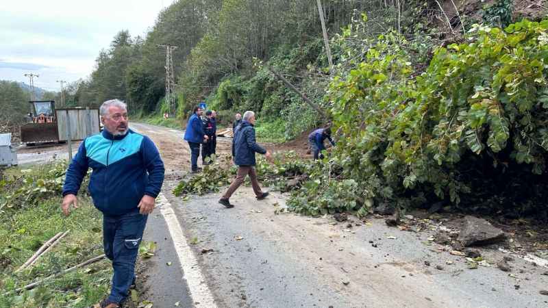 Rize’de heyelan nedeniyle yol ulaşıma kapandı