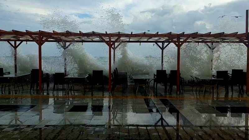 Tekirdağ'da deniz taştı, sahil suyla kaplandı