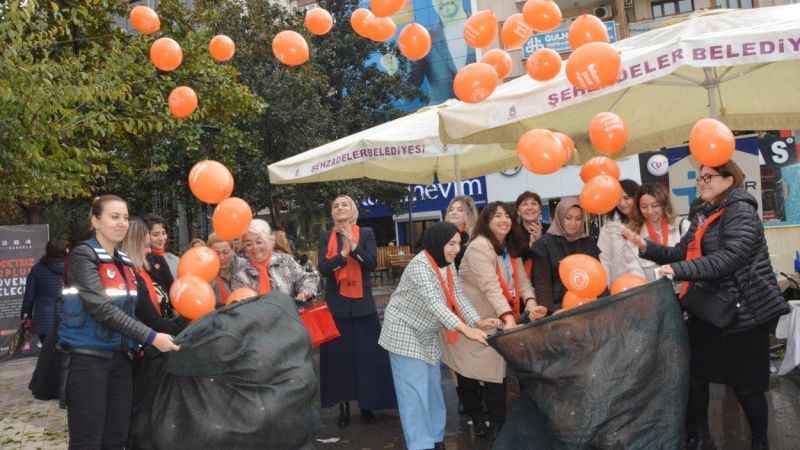 Manisa'da kadına şiddete dikkat çekmek için yüzlerce balon gökyüzüne bırakıldı
