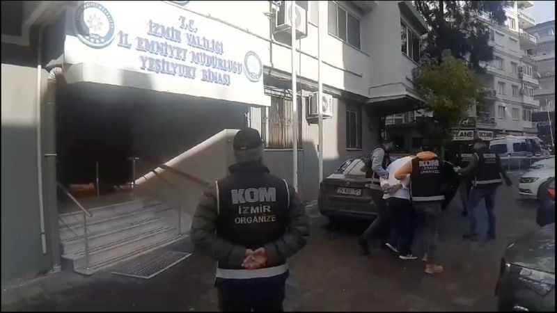 İzmir'de silah ticareti şebekesine operasyonda 2 tutuklama