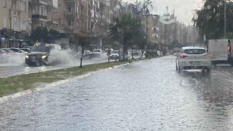 Antalya yağmura teslim: Göle dönen yolda halk otobüsünü su bastı