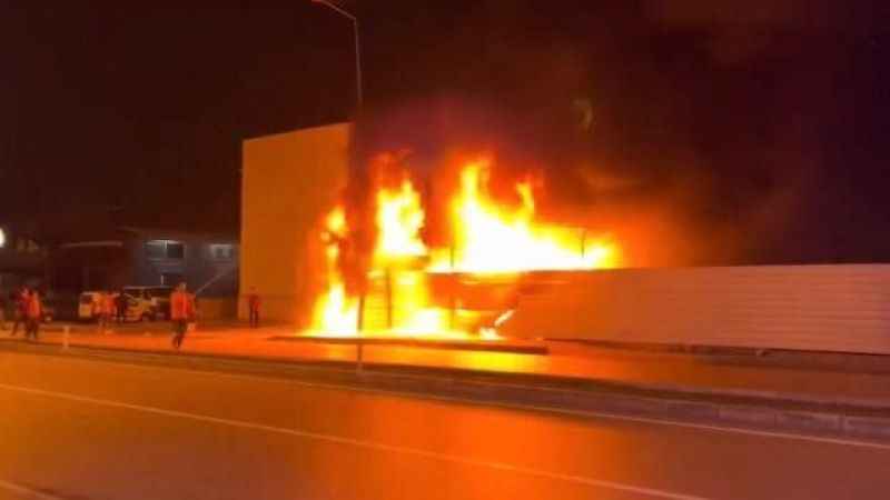 Antalya'da depolama alanındaki kasalar alev alev yandı