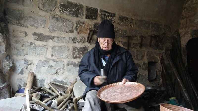 73 yıldır Kur'an okuyarak bakırcılık yapıyor