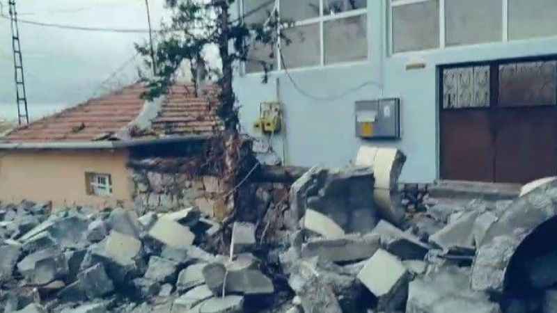 Kırşehir'de şiddetli rüzgar cami minaresini uçurdu