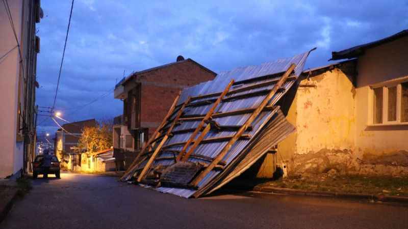 Sivas’ta fırtınada 40’tan fazla binanın çatısı uçtu