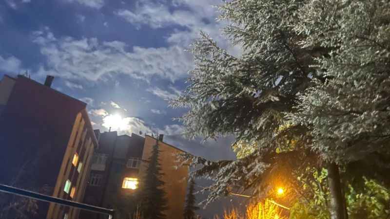 Eskişehir il merkezine mevsimin ilk karı düştü