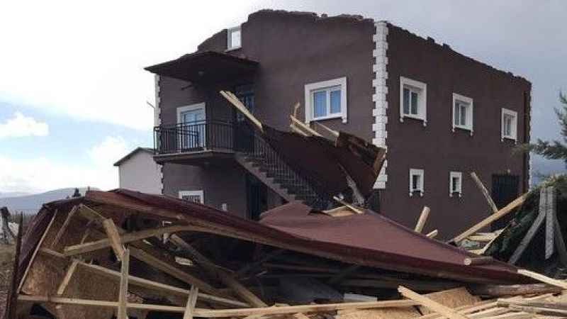 Beyşehir’de fırtınada evlerin çatısı uçtu