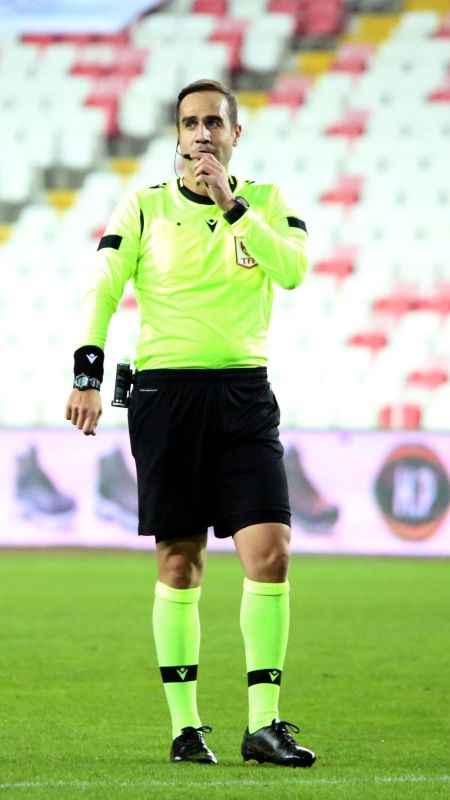Sivasspor - Trabzonspor maçının VAR hakemi Serkan Tokat Sivasspor - Trabzonspor maçının VAR hakemi Serkan Tokat