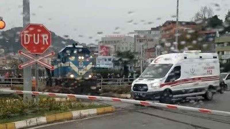 Makinist treni durdurup ambulansa yol verdi Makinist treni durdurup ambulansa yol verdi