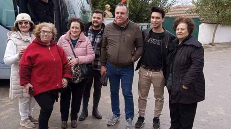 Yunanlılar Edirne'de çeşme başında halay çekti