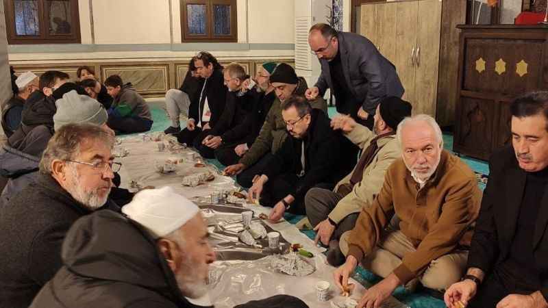 Filistinlilere destek amacıyla düzenlenen programda toplu iftar yapıldı Filistinlilere destek amacıyla düzenlenen programda toplu iftar yapıldı