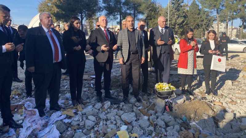 KKTC Meclis Başkanı Töre, otel enkazına karanfiller bırakıp dua etti KKTC Meclis Başkanı Töre, otel enkazına karanfiller bırakıp dua etti