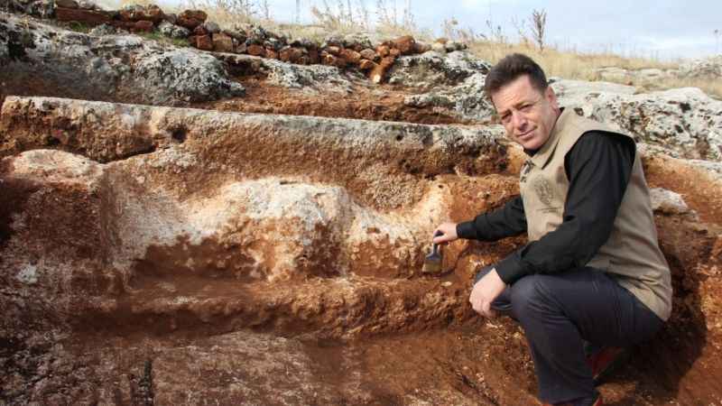 Perre’de Antik Kenti'nde 1800 yıllık boğa başı kabartması bulundu Perre’de Antik Kenti'nde 1800 yıllık boğa başı kabartması bulundu