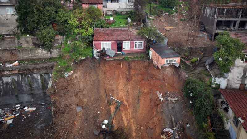İstanbul'da fırtına ve şiddetli yağış nedeniyle toprak kaydı: 6 kişilik aile ölümden döndü