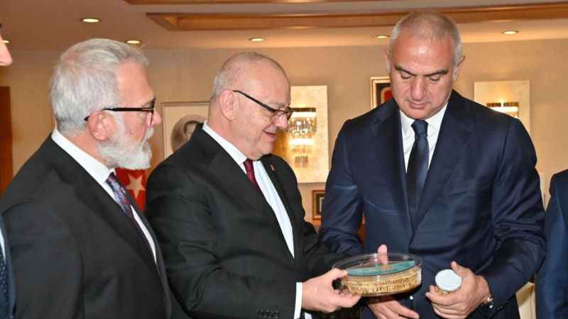 Bakan Ersoy, Manisa Mesir Festivali’ne davet edildi Bakan Ersoy, Manisa Mesir Festivali’ne davet edildi