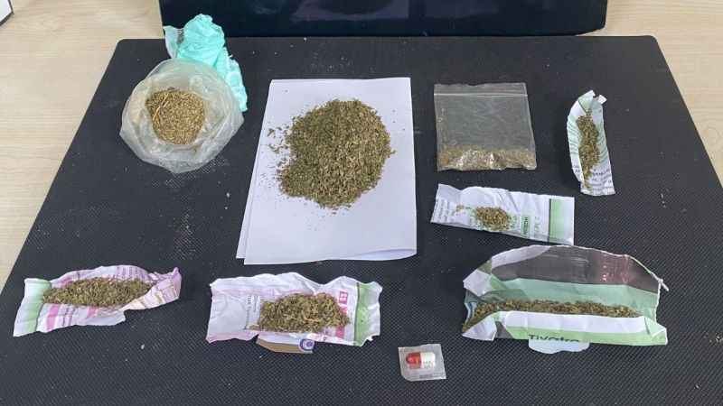 Kadın torbacı gençleri zehirleyecekti, operasyonla yakalandı