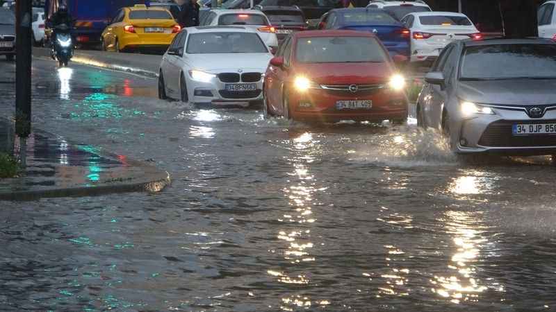 Kartal'da şiddetli yağış sonrası caddeleri su bastı