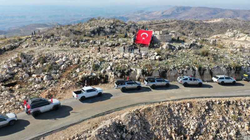 Off-road pilotları Gabar Dağı'nda Türk bayrağı açtı Off-road pilotları Gabar Dağı'nda Türk bayrağı açtı