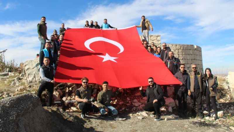Off-road pilotları Gabar Dağı'nda Türk bayrağı açtı
