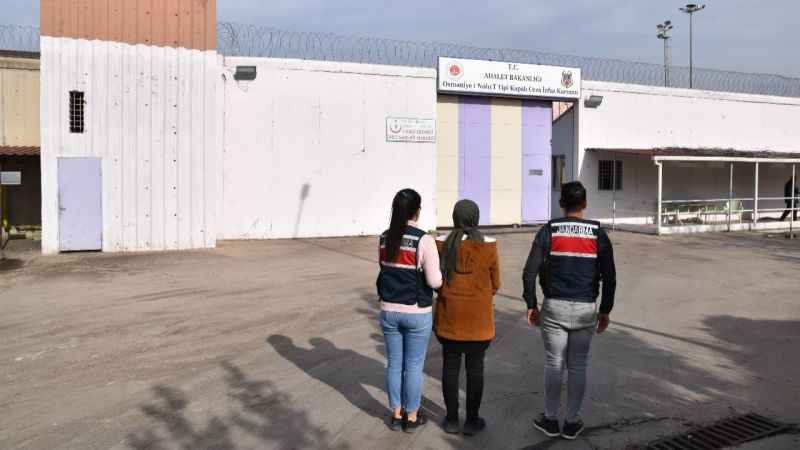 FETÖ hükümlüsü kadın kitaplık arkasındaki gizli bölmede yakalandı