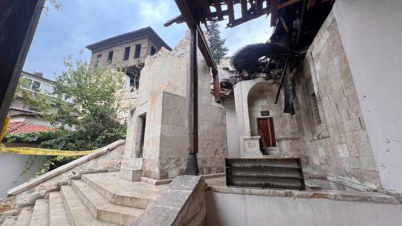 Depremde hasar gören 5 asırlık cami ibadete açılmayı bekliyor