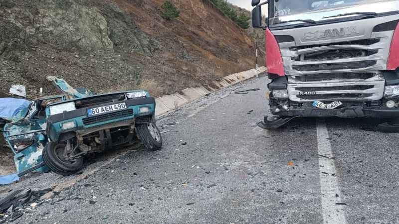 Tokat'ta tır ile otomobil çarpıştı: 2 ölü, 1 yaralı