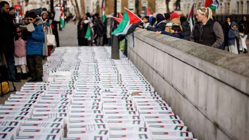 İngiltere’de Başbakanlık Konutu yakınına 450’den fazla çocuk tabutu bırakıldı İngiltere’de Başbakanlık Konutu yakınına 450’den fazla çocuk tabutu bırakıldı