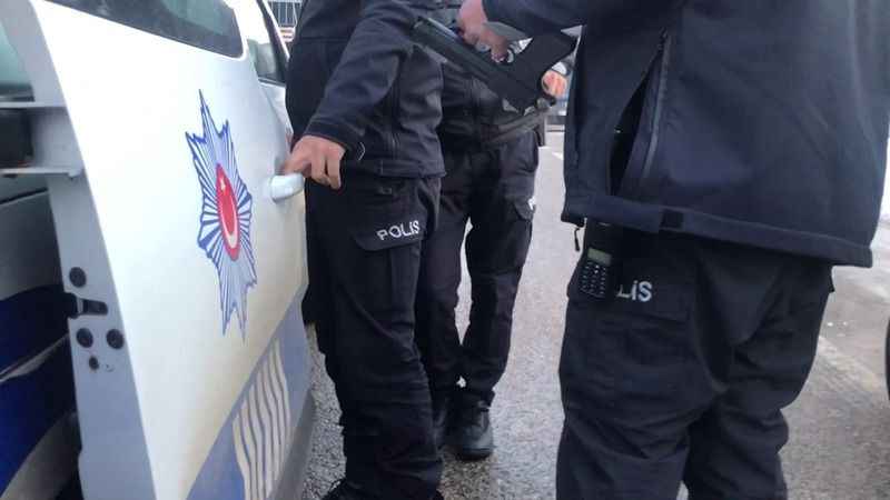 Oyuncak silahla sosyal medya kabadayılığı polisi alarma geçirdi