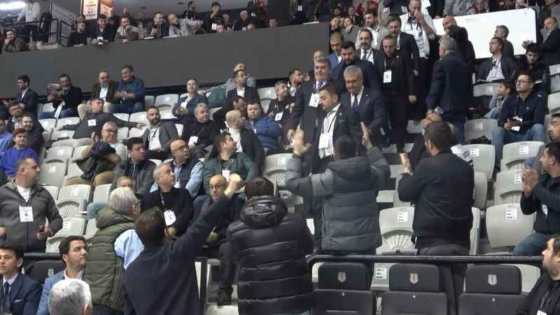 Beşiktaş Başkan Adayı Serdal Adalı, alkışlarla karşılandı Beşiktaş Başkan Adayı Serdal Adalı, alkışlarla karşılandı