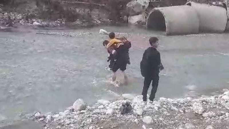 Sağanak yağış köprüyü yıktı, öğrencileri sırtta taşıdılar Sağanak yağış köprüyü yıktı, öğrencileri sırtta taşıdılar