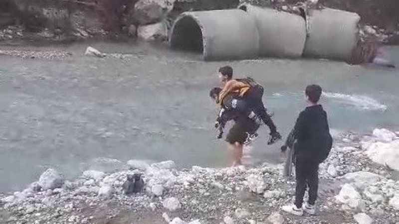 Sağanak yağış köprüyü yıktı, öğrencileri sırtta taşıdılar Sağanak yağış köprüyü yıktı, öğrencileri sırtta taşıdılar