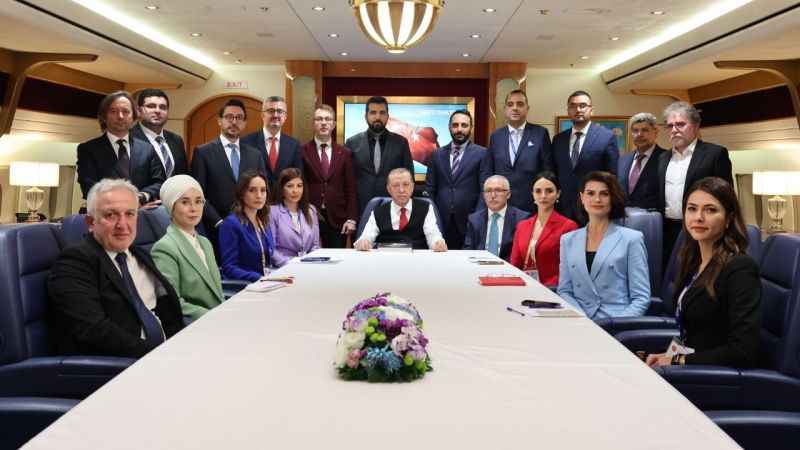 Erdoğan: "Kim hukuksuzluk yapıyor ise cezasını çeker" Erdoğan: "Kim hukuksuzluk yapıyor ise cezasını çeker"