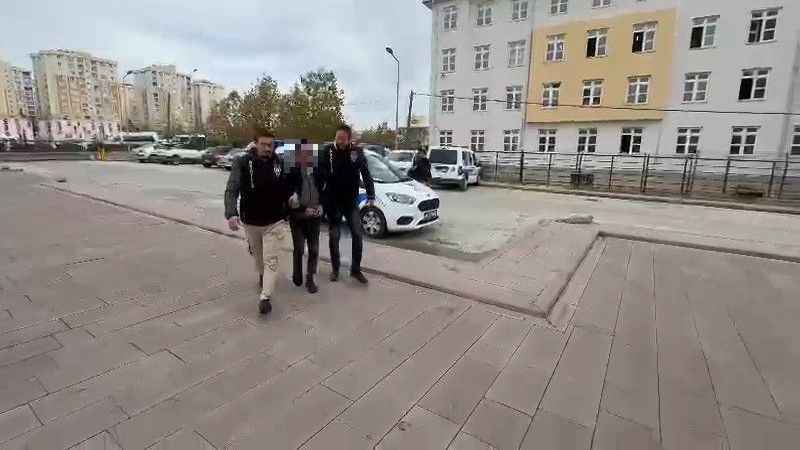 Kendini kaçırılmış gibi gösterip babasından fidye istedi Kendini kaçırılmış gibi gösterip babasından fidye istedi