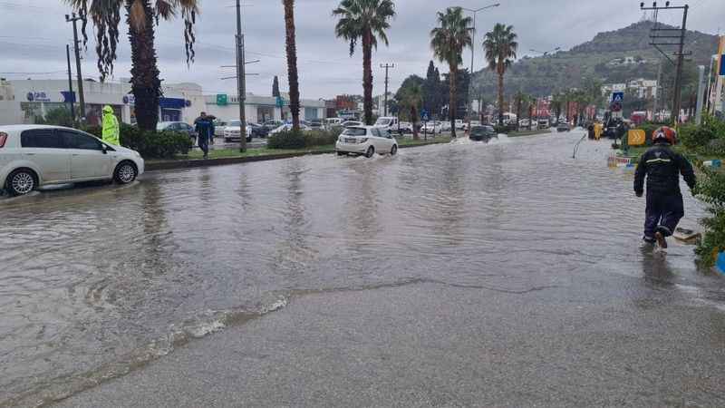 Bodrum’da yollar göle döndü Bodrum’da yollar göle döndü