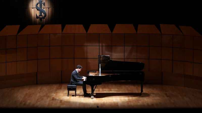 Parlayan Yıldızlar İş Sanat sahnesinde Parlayan Yıldızlar İş Sanat sahnesinde