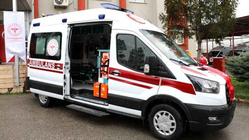 Ambulans ekipleri her ay binlerce kilometre yol yapıyor Ambulans ekipleri her ay binlerce kilometre yol yapıyor