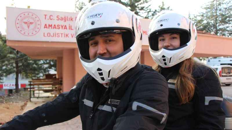 Sağlıkçı çift motosiklet ambulansla hayat kurtarıyor Sağlıkçı çift motosiklet ambulansla hayat kurtarıyor