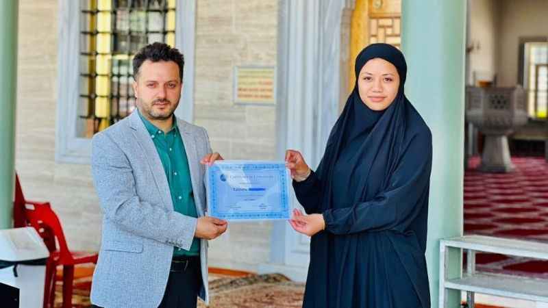 Papazın kızı Auburn Gelibolu Camii'nde Müslüman oldu