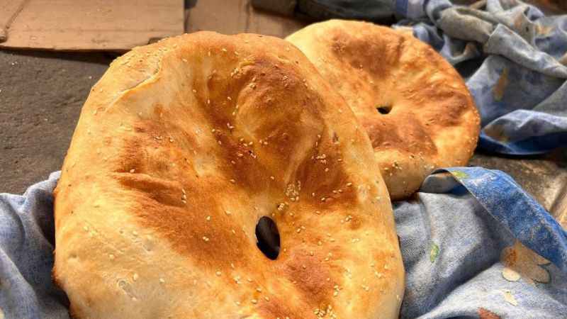 Mardin'de kadınlar günde 450 tandır ekmeği yapıyor