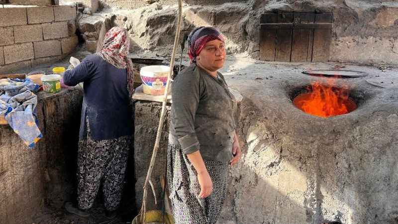 Mardin'de kadınlar günde 450 tandır ekmeği yapıyor