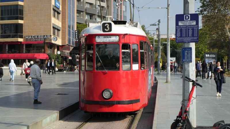 Nostaljik tramvayda piyanolu yolculuk Nostaljik tramvayda piyanolu yolculuk