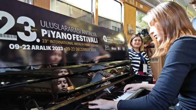 Nostaljik tramvayda piyanolu yolculuk Nostaljik tramvayda piyanolu yolculuk