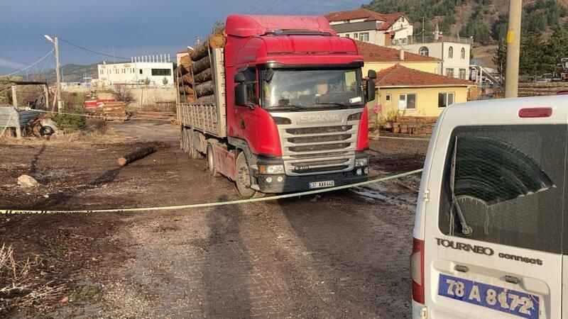 Üzerine tomruk düşen sürücü Metin Baltacı hayatını kaybetti