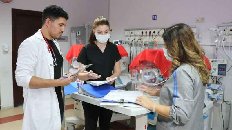 Premature doğduğu hastanede prematüre bebekler için çalışıyor