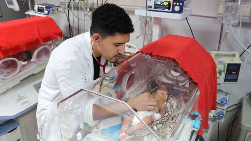 Premature doğduğu hastanede prematüre bebekler için çalışıyor