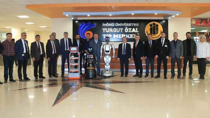 Yapay zekalı robotlar hastanede iş başında