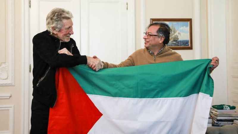 Pink Floyd’un solisti Waters, Kolombiya Devlet Başkanı Petro ile "Filistin" bayrağı açtı
